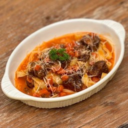 เฟตตูชินี่เนื้อตุ๋นไวน์แดง