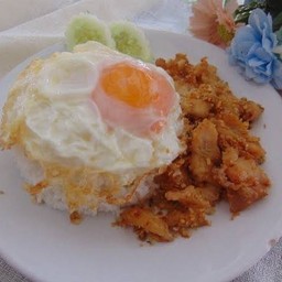 ไก่กระเทียมไข่ดาว