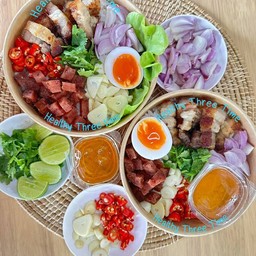 ข้าวขยำหมูเครื่องแน่น
