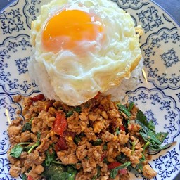 กะเพราหมูสับไข่ดาวราดข้าว