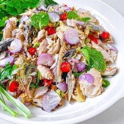 ยำปลาทูทอด