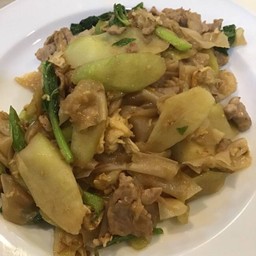 เส้นใหญ่ผัดซีอิ๊วหมู