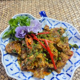 ข้าวราดกระดูกหมูคั่วเครื่องราหัวเปราะ