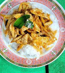 ผัดพริกแกงถั่วหรือหน่อไม้หมู,ไก่,หมูยอ(เลือกได้1อย่าง)ราดข้าว