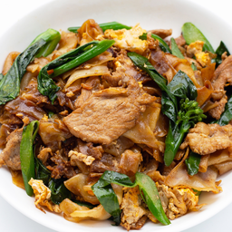 ผัดซีอิ๊ว หมู ไก่ ทะเล