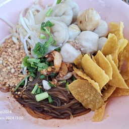 เตี๋ยวแห้งคลุกซอส สูตรเตี๋ยวมีตังค์ พร้อมน้ำซุป