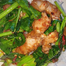 คะน้าหมูกรอบ