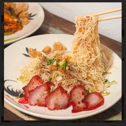 บะหมี่แห้ง+หมูแดง(อบโอ่ง) มีน้ำราดหมูแดงแต่ไม่มีน้ำซุปนะจร้า^.^