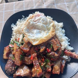 กะเพราหมูกรอบราดข้าว