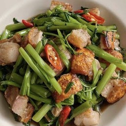 ผัดผักบุ้งหมูกรอบ(ราดข้าว)