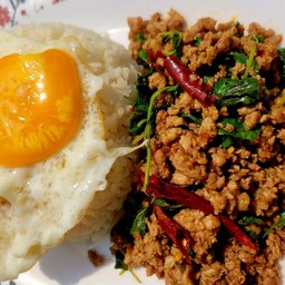 ข้าวกระเพรา+ไข่ดาว