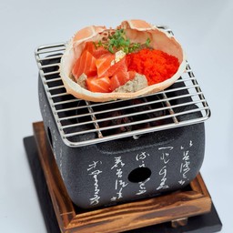 มันปูย่างหน้าไข่กุ้งและแซลมอน