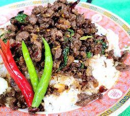 กระเพราเนื้อสับพริกแห้งราดข้าว