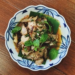 ยำคอหมูย่าง