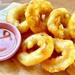 หมึกอาเจนชุบแป้งทอด6-7ชิ้น +น้ำจิ้มบ๊วย