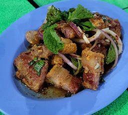 ลาบหมูสามชั้นทอดกรอบ
