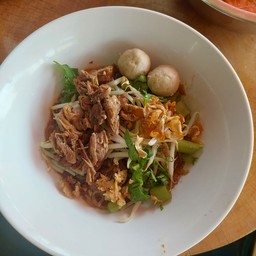 ก๋วยเตี๋ยวแห้งคลุกหมูตุ๋น