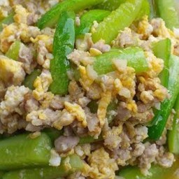 ผัดแตงกวาหมูสับใส่ไข่ ราดข้าว