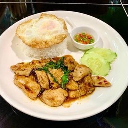 ข้าวกะเพราไก่ (อกไก่)