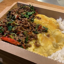 กะเพราเนื้อสับ + ไข่ข้น