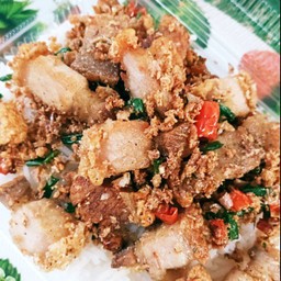 ข้าวราดหมูกรอบคั่วพริกเกลือ