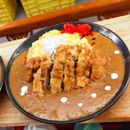 ข้าวแกงกระหรี่ทงคัตสึใข่ออมเล็ต