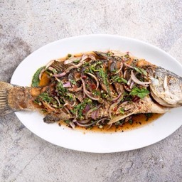 เนื้อปลาเก๋าทอดราดลาบ