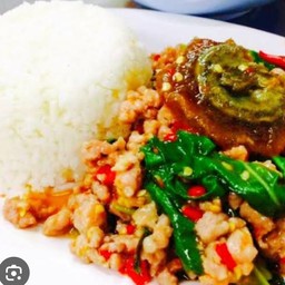 กะเพราไก่ไข่เยี่ยวม้าราดข้าว
