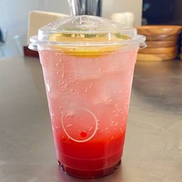 สตอเบอรี่โซดา