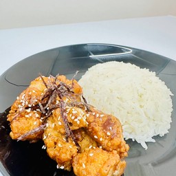 ข้าวไก่ไม่มีกระดูคลุกซอส
