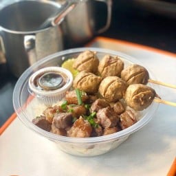 ข้าวหน้าเนื้อย่าง + ลูกชิ้น2ไม้