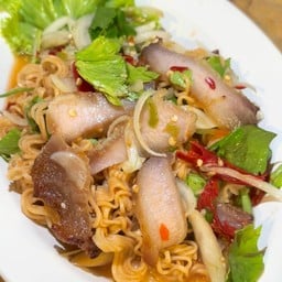 ยำมาม่าคอหมูย่าง
