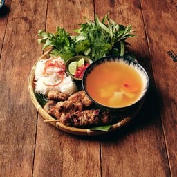 บุ๋นจ่าฮานอย (ขนมจีนน้ำซุปหมูย่าง)