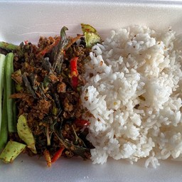 ผัดเผ็ดนกราดข้าว