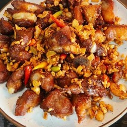 ข้าว ซี่โครงหมูกระเทียมทอดพริกสด