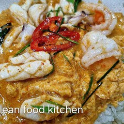ข้าวหอมราดไข่ข้นห่อหมกทะเล