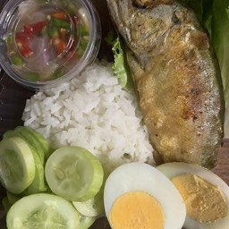 ข้าวปลาทูทอด ไข่ต้ม+น้ำพริกน้ำปลาเปรี๋ยว