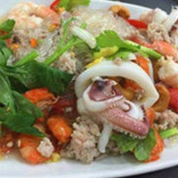 ยำวุ้นเส้นรวมมิตรทะเล