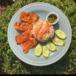 ข้าวผัดกระเทียมคั่วโบโลน่าเบค่อนทอด