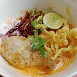 ข้าวซอยน้ำเงี้ยวแม่ตังค์ โลตัส ตลาดกังหันลมข้างลานจอดรถ