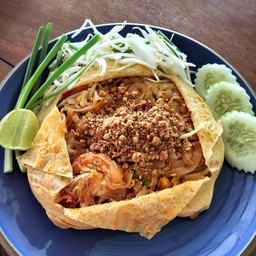 ผัดไทยกุ้งสดห่อไข่