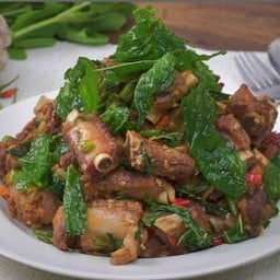 ข้าว กะเพราซี่โครงหมูทอดพริกสด