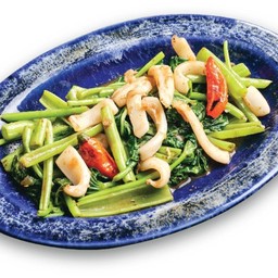 ผักบุ้งผัดกะปิและปลาหมึก