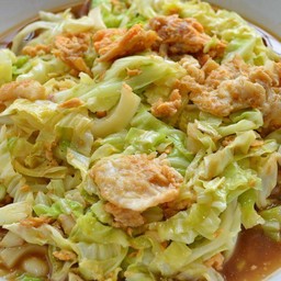 ข้าวหน้าผัดกระหล่ำปลีหมูชิ้นใส่ไข่