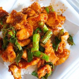 ผัดพริกแกง ราดข้าว