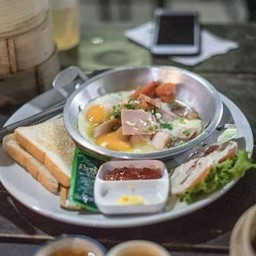 ไข่กระทะ พร้อมขนมปังแยม