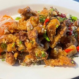 สามชั้นคั่วพริกเกลือ