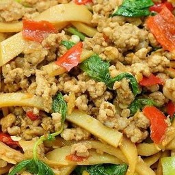 กะเพราหมูสับหน่อไม้(กับข้าว)