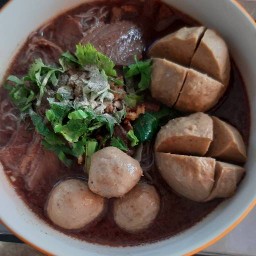 ก๋วยเตี๋ยวน้ำตกลูกชิ้นจัมโบ้ ข้าวซอย @หนองฮ่อ