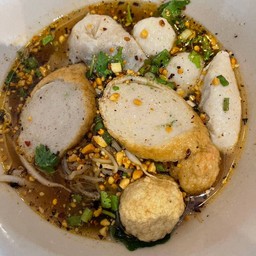 ก๋วยเตี๋ยวลูกชิ้นปลาต้มยำ